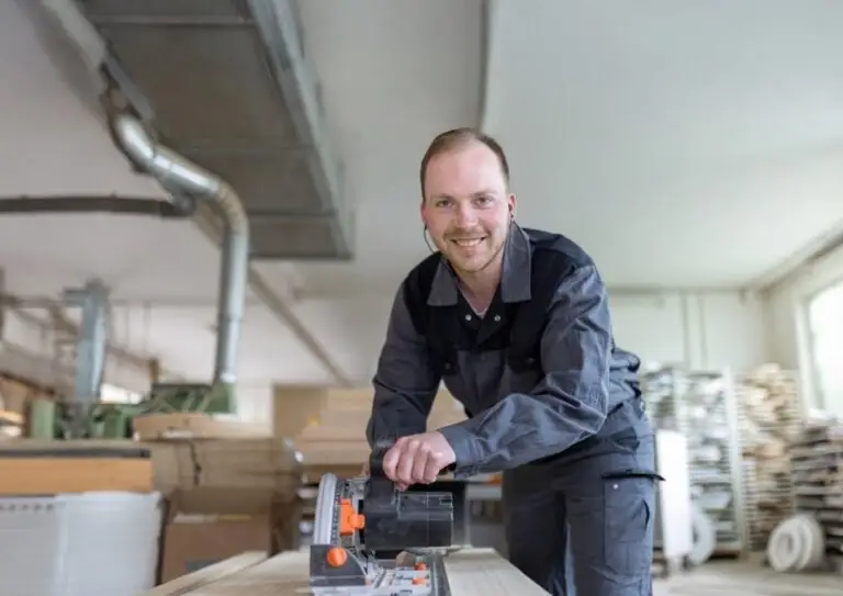 Lärmschutz am Arbeitsplatz – Mitarbeiter mit Gehörschutz in der Werkstatt
