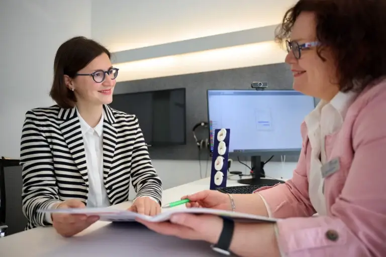 Beratungsgespräch zu individuellen Otoplastiken bei Hörakustik Vollbach